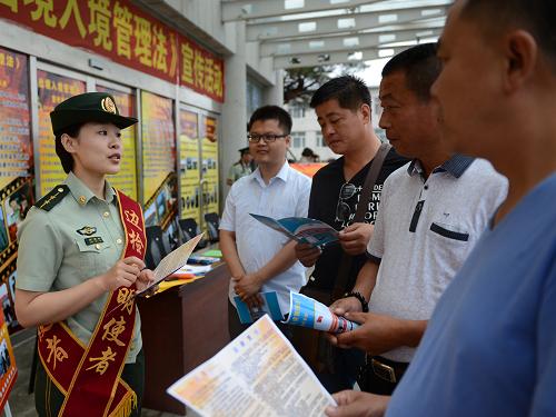 6月24日,吉林省圖們邊防檢查站人員向出入境游客宣傳即將實(shí)施的《中華人民共和國(guó)出境入境管理法》。連日來,圖們邊防檢查站組織官兵開展宣傳活動(dòng),向口岸出入境旅客宣傳《中華人民共和國(guó)出境入境管理法》,提醒旅客及時(shí)了解出入境法規(guī)變化情況,以免給出行帶來不便?!吨腥A人民共和國(guó)出境入境管理法》將于2013年7月1日起實(shí)施,《中華人民共和國(guó)公民出境入境管理法》、《中華人民共和國(guó)外國(guó)人入境出境管理法》將同時(shí)廢止。新華社發(fā)(管清江 攝)