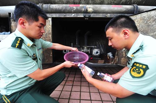 6月24日,福清邊防大隊民警在對無合法手續(xù)成品油罐車的油品進(jìn)行取樣。新華社記者 魏培全 攝