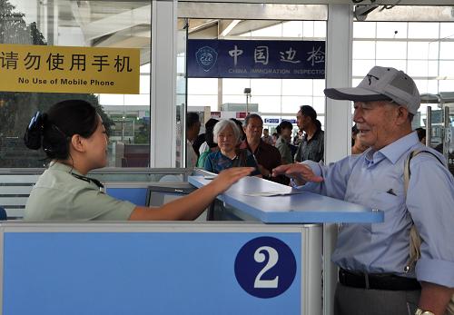 6月25日,呼和浩特邊檢站工作人員為旅客辦理出境手續(xù)。當(dāng)日,中國(guó)國(guó)際航空公司開通呼和浩特至臺(tái)北直飛航線,搭載首批138名旅客的波音737-800型客機(jī)11時(shí)35分從呼和浩特白塔國(guó)際機(jī)場(chǎng)起飛。據(jù)了解,這條航線的班期為每周3班,每班提供8個(gè)公務(wù)艙和156個(gè)經(jīng)濟(jì)艙座位。業(yè)內(nèi)人士表示,這條航線的開通將促進(jìn)內(nèi)蒙古與臺(tái)灣之間的經(jīng)貿(mào)合作、文化交流和居民友好往來,并將為兩岸旅客領(lǐng)略天堂草原與魅力臺(tái)灣之美提供便利、快捷的出行條件。新華社記者 于嘉 攝