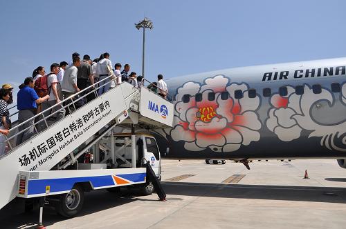 6月25日,前往臺(tái)北的旅客在呼和浩特白塔國(guó)際機(jī)場(chǎng)登機(jī)。新華社記者 于嘉 攝