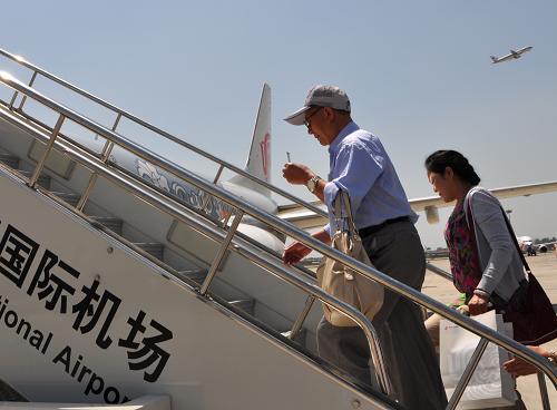 6月25日,前往臺(tái)北的旅客在呼和浩特白塔國(guó)際機(jī)場(chǎng)登機(jī)。新華社記者 于嘉 攝