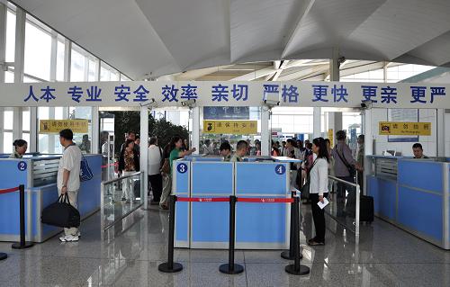 6月25日,呼和浩特邊檢站工作人員為旅客辦理出境手續(xù)。新華社記者 于嘉 攝