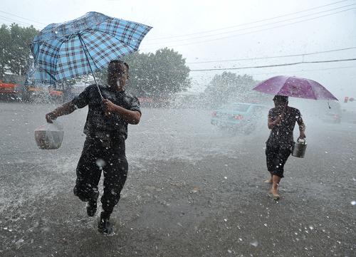 6月25日,南京街頭一輛急馳的汽車濺起的雨水令過往行人避讓不急。 當(dāng)日,經(jīng)歷了入梅首日的暴雨之后,時(shí)隔一日,南京又迎來了新一輪的暴雨天氣。大部分地區(qū)降水量達(dá)50毫米以上,傾城暴雨令市區(qū)多處道路積水,市民出行受到嚴(yán)重影響。南京市氣象臺(tái)25日發(fā)布暴雨橙色預(yù)警信號(hào),預(yù)計(jì)強(qiáng)降水仍將持續(xù)。新華社發(fā)