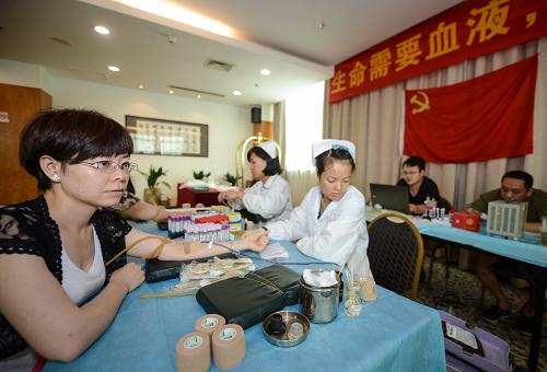 6月25日,杭州市西溪街道轄區(qū)單位的黨員職工在義務(wù)獻(xiàn)血。當(dāng)日,為了緩解杭州臨床夏季用血緊張,杭州市西溪街道組織轄區(qū)單位的黨員們帶頭獻(xiàn)血,眾多群眾積極參與,有100多人參加了義務(wù)獻(xiàn)血活動,為即將到來的“七一”建黨節(jié)獻(xiàn)上一份愛心祝福。新華社記者 徐昱 攝