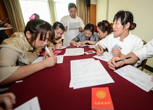 6月25日,杭州市西溪街道一家酒店的員工在填寫義務(wù)獻(xiàn)血表,準(zhǔn)備參加義務(wù)獻(xiàn)血。新華社記者 徐昱 攝