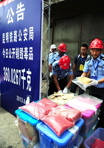 6月25日,鐵路警方在整理準(zhǔn)備銷(xiāo)毀的各類(lèi)毒品。當(dāng)日,昆明鐵路公安局將2010年6月至2012年6月期間繳獲的360.0267千克毒品公開(kāi)銷(xiāo)毀。近年來(lái),昆明鐵路警方針對(duì)部分販毒分子企圖避開(kāi)堵查嚴(yán)密的大站而從小站“鉆空子”的特點(diǎn),全線(xiàn)展開(kāi)查毒,10余年來(lái)共破獲各類(lèi)毒品案件17629起,繳獲毒品3280多千克,抓獲犯罪嫌疑人20438人,摧毀販毒團(tuán)伙近200個(gè)。新華社記者 秦晴 攝