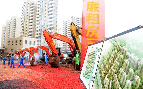 這是合肥京華世家廉租房三期開(kāi)工儀式現(xiàn)場(chǎng)。6月26日,安徽省合肥市2013年首個(gè)新建廉租房項(xiàng)目——京華世家廉租房三期正式開(kāi)工,該項(xiàng)目完工后可提供200套廉租房。據(jù)悉,2013年安徽省保障性安居工程的目標(biāo)任務(wù)為40.14萬(wàn)套,其中廉租住房1.83萬(wàn)套、公共租賃住房14.89萬(wàn)套、各類(lèi)棚戶區(qū)改造住房22.81萬(wàn)戶,新增發(fā)放廉租住房租賃補(bǔ)貼0.61萬(wàn)戶。新華社記者 劉軍喜 攝
