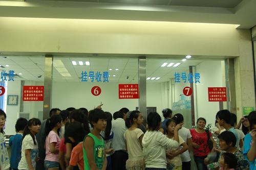 6月26日,學(xué)生在漣源市人民醫(yī)院門診大廳掛號準(zhǔn)備接受治療。新華社發(fā)(郭國權(quán) 攝)