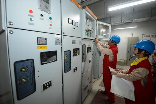 6月26日,湖州供電局工作人員在高鐵湖州站配電房檢查設(shè)備,為即將投入使用的高鐵站供電做保障。新華社記者 徐昱 攝