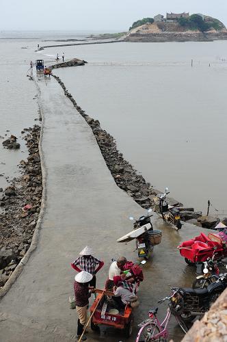 這是村民自籌資金修建的通向草嶼島的跨海路。新華社記者 林善傳 攝