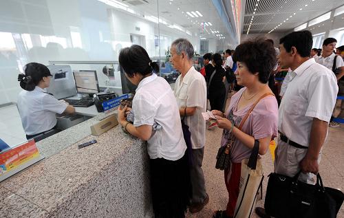 6月27日,旅客在南京南站寧杭甬高鐵售票窗口購票。新華社記者 孫參 攝