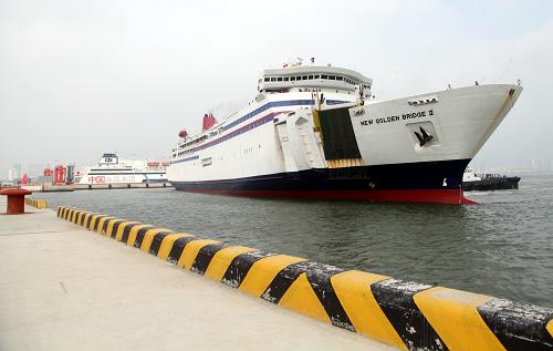 6月27日,第一班到達(dá)山東威海港國(guó)際客運(yùn)中心碼頭的國(guó)際客輪靠岸。當(dāng)日,位于山東威海灣南岸的山東威海港國(guó)際客運(yùn)中心正式啟用。據(jù)悉,威海港國(guó)際客運(yùn)中心總建筑面積約4萬平方米,包括地下一層和地上四層,與其配套建設(shè)的包括5個(gè)客滾、客運(yùn)泊位。該中心投入使用,將大為改善威海港的客運(yùn)條件。新華社發(fā)(于啟波 攝)