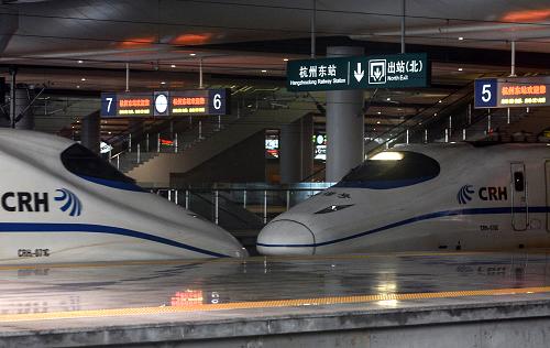 6月27日,兩輛高鐵試驗(yàn)車??亢贾輺|站。新華社記者 韓傳號(hào) 攝
