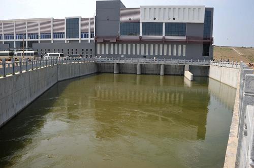 6月27日,在山東省東湖水庫,南水北調(diào)明渠內(nèi)的水通過入庫泵站輸入水庫。新華社記者 徐速繪 攝
