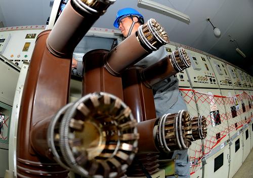 6月28日,冀北張家口電力公司的工人在檢修轄區(qū)內(nèi)一座220千伏變電站的供電設(shè)備。近日,冀北張家口電力公司開始對轄區(qū)內(nèi)輸電線路進(jìn)行隱患排查、用電設(shè)施檢查和設(shè)備更新,同時(shí)制定突發(fā)災(zāi)害應(yīng)對預(yù)案,防止雷擊、暴雨、洪水、鳥害等突發(fā)情況導(dǎo)致的輸電中斷,保障用電安全。新華社記者 楊世堯 攝