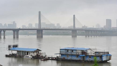 大雨中的長沙銀盆嶺大橋附近湘江水域。新華社記者 龍弘濤 攝