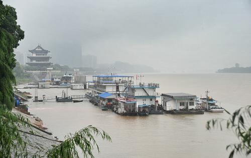 大雨中的長沙杜甫江閣附近湘江水域。新華社記者 龍弘濤 攝