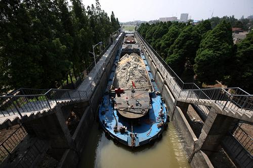 6月28日,兩艘運(yùn)沙船進(jìn)入安徽省蒙城縣渦河船閘,準(zhǔn)備駛往上游。自6月27日起,由于蒙城縣渦河閘下游水位具備通航條件,部分滯留在渦河蒙城閘下游水域、吃水在3.4米左右的小噸位貨船開始有序地通過蒙城船閘。6月10日以來,安徽省蒙城縣境內(nèi)渦河水位持續(xù)下降,渦河蒙城閘達(dá)不到正常通航標(biāo)準(zhǔn),導(dǎo)致蒙城縣渦河下游斷航,1500多艘貨船滯留。新華社發(fā)(胡衛(wèi)國(guó) 攝)