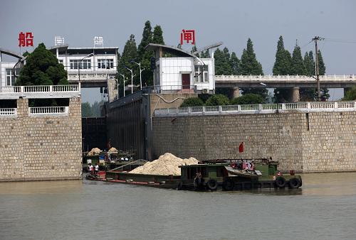 6月28日,兩艘運(yùn)沙船經(jīng)過安徽省蒙城縣渦河船閘,準(zhǔn)備駛往上游。新華社發(fā)(胡衛(wèi)國(guó) 攝)