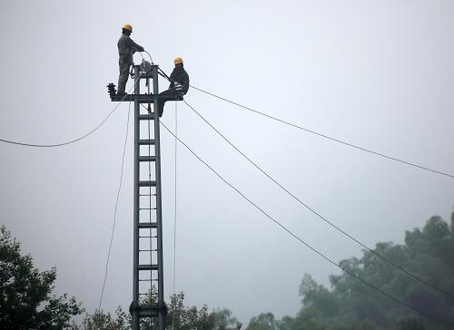 6月28日,浙江省諸暨市供電局工人在搶修電力線路。新華社發(fā)(郭斌 攝)
