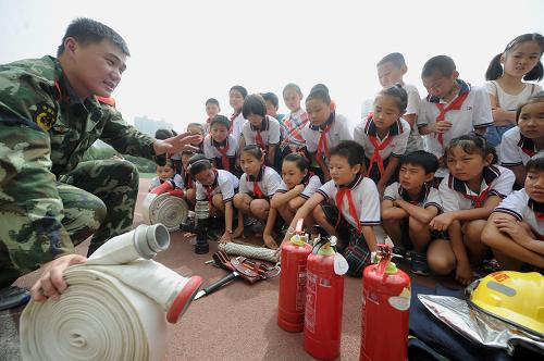 6月28日,合肥市和平路小學(xué)的學(xué)生在聆聽(tīng)消防員講解消防栓的使用方法。當(dāng)日,合肥市和平路小學(xué)開(kāi)展針對(duì)學(xué)生假日安全的教育培訓(xùn)活動(dòng),交警、消防官兵和醫(yī)護(hù)工作人員分別為孩子們進(jìn)行暑期消防安全、交通安全和防溺水自救自護(hù)等安全知識(shí)的講解及技能培訓(xùn),并進(jìn)行互動(dòng)式的演練體驗(yàn),讓孩子們了解和掌握安全知識(shí)和基本技能,過(guò)一個(gè)安全、快樂(lè)的暑假。新華社記者 杜宇 攝