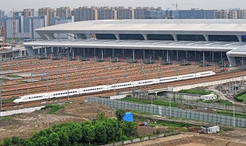6月30日,一列高鐵試驗車緩緩駛?cè)胫袊畲箬F路樞紐——寧杭甬高鐵浙江杭州東站。 南京至杭州(寧杭)、杭州至寧波(杭甬)的高速鐵路將于7月1日開通運營,6月27日起對外售票。這標志著繼滬寧、滬杭高鐵建成通車后,長三角地區(qū)的高鐵三角網(wǎng)絡(luò)正式形成。 寧杭甬高鐵由總長約400公里的寧杭高鐵和杭甬高鐵全線拉通組成,設(shè)計時速350公里,初期運營時速300公里。寧杭高鐵北起南京,南至杭州,營業(yè)里程256公里,全線共設(shè)11個車站。杭甬高鐵西起杭州,東至寧波,營業(yè)里程155公里,共設(shè)7個車站。寧杭、杭甬高鐵投入運營后,杭州至南京最快運行時間70分鐘,杭州至寧波最快運行時間53分鐘,上海至寧波最快運行時間100分鐘,均比原來縮短近一半時間。這意味著長三角“一小時經(jīng)濟圈”基本形成。新華社記者譚進攝