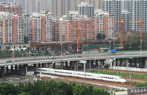 6月30日,一列高鐵試驗車行駛在寧杭甬高鐵浙江杭州主城區(qū)段。新華社記者譚進攝
