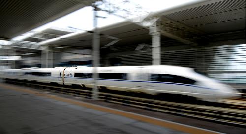 6月30日,一列由北京南開往上海虹橋的高鐵列車從天津南站駛過。新華社發(fā)(楊寶森 攝)