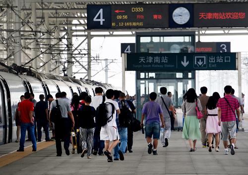 6月30日,旅客在天津南站下車后有序出站。新華社發(fā)(楊寶森 攝)
