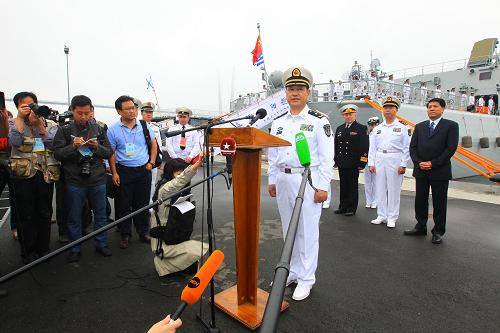 7月5日,在俄羅斯符拉迪沃斯托克,中國海軍艦艇編隊(duì)指揮員楊駿飛少將(中)在碼頭歡迎儀式上致辭。新華社記者 查春明 攝