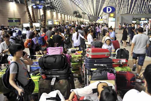 7月5日,出港旅客在浦東候機(jī)大廳焦急等候消息。新華社發(fā)(楊夏杰 攝)