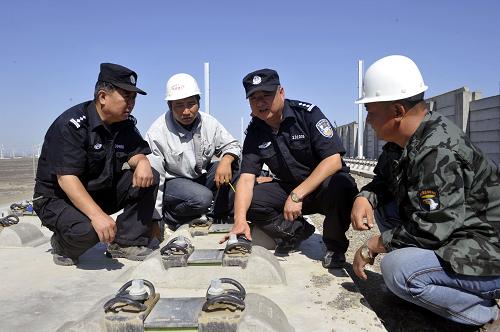 7月17日,烏魯木齊鐵路公安處民警對(duì)蘭新二線新疆段工程內(nèi)已鋪裝完畢的路基進(jìn)行安全檢查。當(dāng)日,烏魯木齊鐵路公安處民警來到正在施工的蘭新二線鐵路新疆段施工現(xiàn)場(chǎng),檢查鐵路沿線防護(hù)柵欄的安裝情況。據(jù)烏魯木齊鐵路公安處介紹,自蘭新二線鐵路新疆段施工以來,鐵路公安處抽調(diào)精兵強(qiáng)將重點(diǎn)負(fù)責(zé)施工沿線100多公里轄區(qū)內(nèi)的防護(hù)柵欄、設(shè)備安裝等方面的安全監(jiān)管工作,確保這條西部重點(diǎn)大動(dòng)脈的“暢通”。蘭新鐵路第二雙線全長(zhǎng)1776公里,穿越甘肅、青海、新疆3省區(qū),2009年11月4日開工奠基,預(yù)計(jì)在2014年年底建成通車。新華社記者 趙戈 攝
