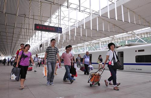 7月26日,在延安火車站,旅客準備乘坐開往西安北的D5089次動車組列車。新華社發(fā)(唐振江 攝)