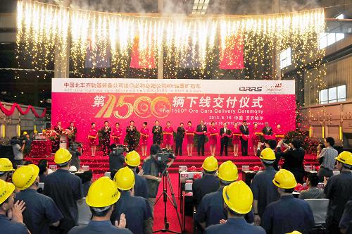 8月16日拍攝的第1500輛40噸軸重礦石鐵路貨車(chē)交付儀式現(xiàn)場(chǎng)。新華社發(fā)(王勇剛 攝)