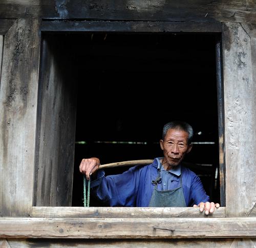 8月16日,在貴州黔南惠水縣龍井村,78歲的吳寶凡挑水回家,他唯一的兒子目前在浙江打工,只剩他和老伴留守在家。新華社記者 劉續(xù) 攝