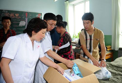 8月17日,樺甸市中心醫(yī)院救援組的醫(yī)護人員在為受災群眾選取醫(yī)治藥物。新華社記者 許暢 攝
