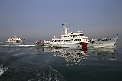 8月20日,河北省海事局的執(zhí)法船在秦皇島海域巡航。為加強(qiáng)秦皇島海域防污力量及海上應(yīng)急處置,確保秦皇島水域環(huán)境的清潔,河北省海事局近日開展為期一個(gè)月的秦皇島海域巡航值守工作,查處各類海上違章違法行為,監(jiān)視秦皇島水域環(huán)境,對(duì)發(fā)現(xiàn)的船舶污染事件進(jìn)行調(diào)查、取證,并進(jìn)行應(yīng)急處置。新華社發(fā)(魏偉攝)
