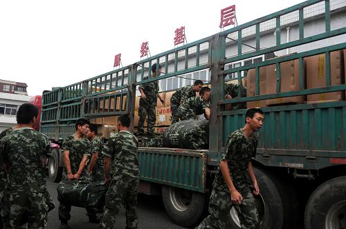 8月22日,后勤基地官兵緊急裝運(yùn)救災(zāi)物資。新華社發(fā)(姜冰攝)