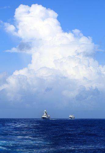8月22日,中國海軍艦艇編隊穿越大隅海峽進入太平洋。當?shù)貢r間8月22日12時40分,經過兩天多航行,由海軍北海艦隊導彈驅逐艦青島艦、導彈護衛(wèi)艦臨沂艦和綜合補給艦洪澤湖艦組成的113艦艇編隊,穿越大隅海峽進入太平洋。編隊是當?shù)貢r間上午7時40分進入大隅海峽的,經過數(shù)小時狹水道航行,各艦依次通過海峽。受13號臺風“潭美”影響,編隊自啟航以來,遭遇到惡劣海況,指揮所及時調整航線,規(guī)避臺風,并利用大風浪航行的環(huán)境,展開針對性訓練。航渡中,還舉行了“追逐強軍夢,豪邁向深藍”宣誓儀式。資料顯示,大隅海峽位于日本九州島南端的大隅半島和大隅諸島之間,呈東北-西南走向,長約24千米,寬約33千米,最窄處在佐多岬至竹島間寬約28千米,是東海、黃海沿岸港口和日本東岸港口間的海上要道。據113編隊政委吳海巖介紹,大隅海峽屬于非領海海峽,根據《聯(lián)合國海洋法公約》規(guī)定,領海以外軍用艦艇可以自由通航。新華社記者 查春明 攝