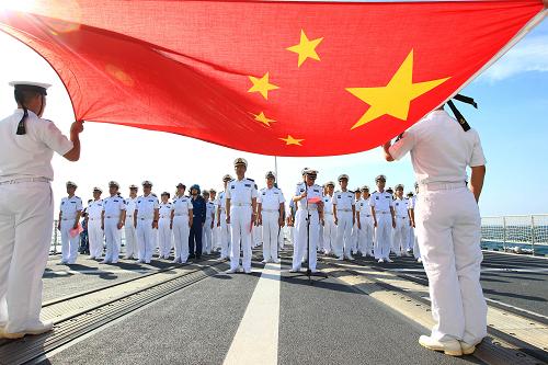 出訪編隊官兵在航行途中參加“追逐強軍夢,豪邁向深藍”宣誓儀式。新華社記者 查春明 攝