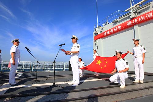 出訪編隊官兵在航行途中參加“追逐強軍夢,豪邁向深藍”宣誓儀式。新華社記者 查春明 攝