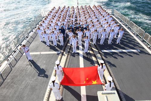 出訪編隊官兵在航行途中參加“追逐強軍夢,豪邁向深藍”宣誓儀式。新華社記者 查春明 攝