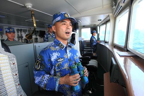 8月22日,海軍艦艇編隊青島艦官兵在駕駛室精心操作穿越大隅海峽。新華社記者 查春明 攝
