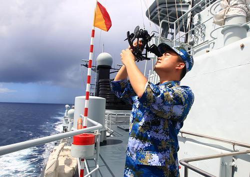 8月22日,海軍艦艇編隊青島艦航海長張城堡在進行天文定位。新華社記者 查春明 攝