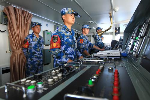8月22日,海軍艦艇編隊青島艦官兵在駕駛室精心操作穿越大隅海峽。新華社記者 查春明 攝