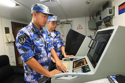 8月22日,海軍艦艇編隊青島艦航海部門官兵在通過電子海圖比對艦位。新華社記者 查春明 攝