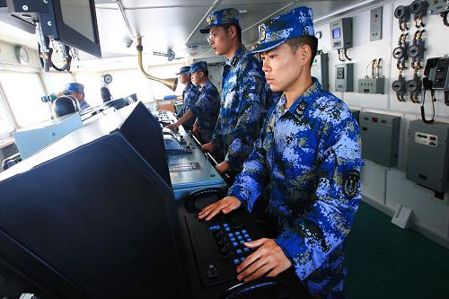 8月22日,海軍艦艇編隊青島艦官兵在駕駛室精心操作穿越大隅海峽。新華社記者 查春明 攝