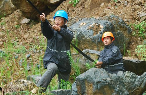 8月22日,電力工人在冒雨進(jìn)行施工作業(yè)。當(dāng)日凌晨,今年第12號臺風(fēng)“潭美”在福建福清沿海登陸,臺風(fēng)登陸時(shí)所帶來的大風(fēng)、強(qiáng)降雨造成浙江瑞安湖嶺、高樓、馬嶼、鮑田等地共計(jì)9條10千伏高壓線路故障,共有89個(gè)臺區(qū)6590余用戶用電受到影響。瑞安市供電公司各戰(zhàn)線全力搶修臺風(fēng)災(zāi)后受損電力設(shè)備。截至當(dāng)日13時(shí),該公司已累計(jì)出動(dòng)搶修車輛166輛次,搶修人員526人次,14支共產(chǎn)黨員服務(wù)隊(duì)、218名黨員干部奮戰(zhàn)在各搶修點(diǎn),將臺風(fēng)對居民用電影響降低到最小,目前大部分受災(zāi)地區(qū)已恢復(fù)送電。新華社發(fā)(陳海卯?dāng)z)