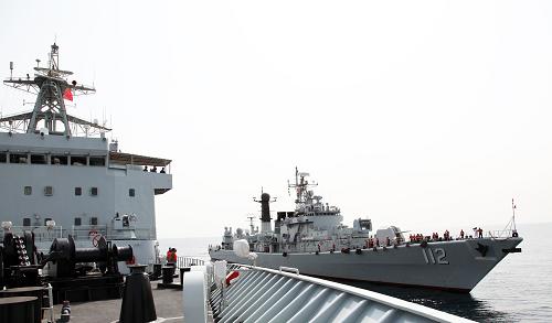 8月22日,海軍第十四批護(hù)航編隊(duì)哈爾濱艦(右)靠幫第十五批護(hù)航編隊(duì)太湖艦。新華社發(fā)(徐苗波攝)