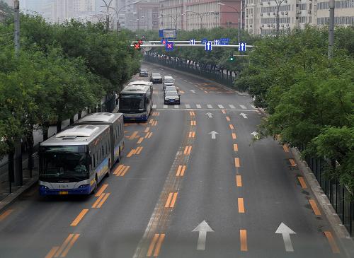 9月8日,北京首條“潮汐車道”朝陽路的相關(guān)配套交通設(shè)施已基本安裝完畢。作為緩解交通擁堵的一項(xiàng)重要舉措,北京第一條“潮汐車道”將于12日晚高峰開通啟用。北京市公安交管局負(fù)責(zé)人說,設(shè)置“潮汐車道”的朝陽路交通流具有潮汐特點(diǎn),晚高峰時段出城方向流量比進(jìn)城方向每小時流量多600至700輛,出城方向擁堵排隊(duì)較明顯。因此,北京交管部門將朝陽路三環(huán)至四環(huán)間路段在晚高峰期間(17時至20時)作為北京首條潮汐車道,屆時進(jìn)城方向主路的一條社會車道改為出城方向機(jī)動車使用,只允許小客車由西向東直行,禁止轉(zhuǎn)向,其余時段朝陽路主路恢復(fù)正常通行。 新華社記者 公磊 攝